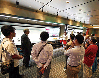 「からだの時計 WM」コーナーでサービスのご紹介をする様子