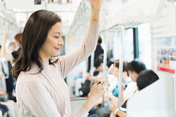 写真：電車内での活用シーン