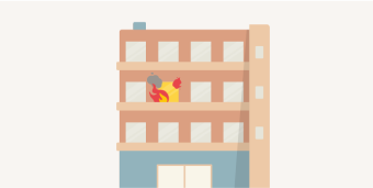 マンションの一室から火災が発生している画像